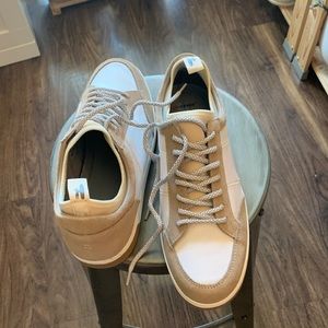 Like new johnnie-o surf side sneakers